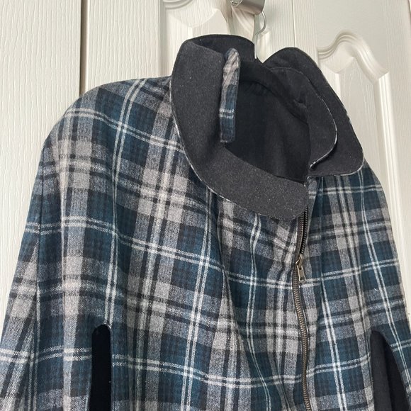 Wool Reversible Cape or Cloak/Poncho with zipper & pocket for both sides - Picture 3 of 15